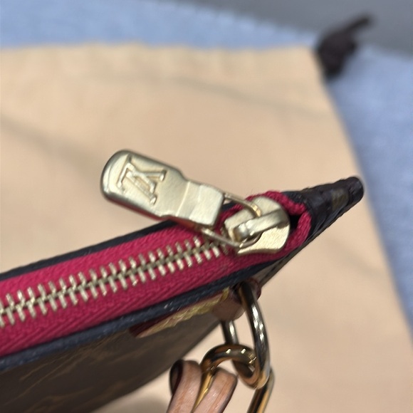 Louis Vuitton Monogram Wristlet In Excellent Condition - Picture 7 of 16